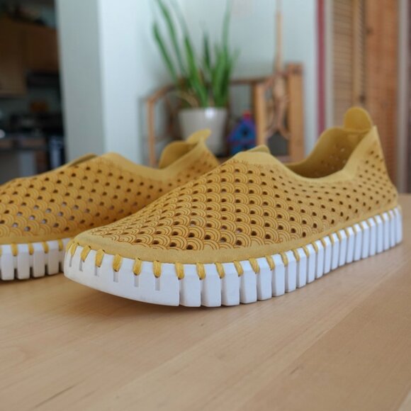Isle Jacobsen Tulip Yellow Slip On Shoe - Picture 1 of 3